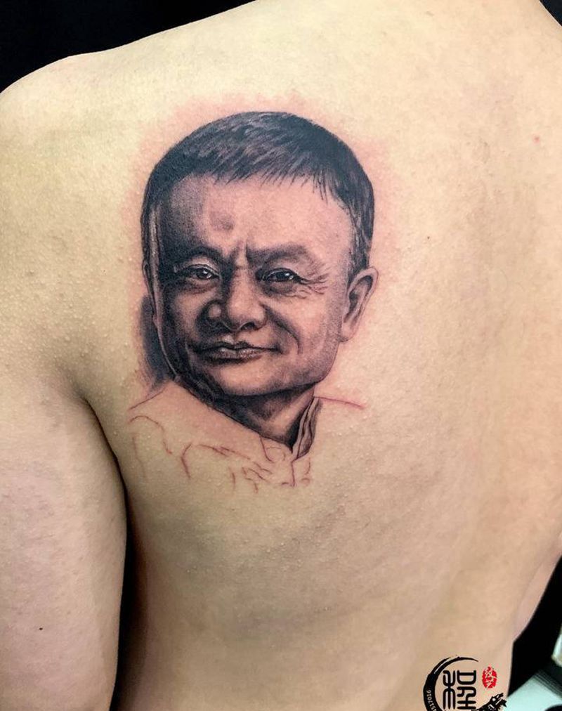 马云纹身图片_背部欧美写实纹身图案