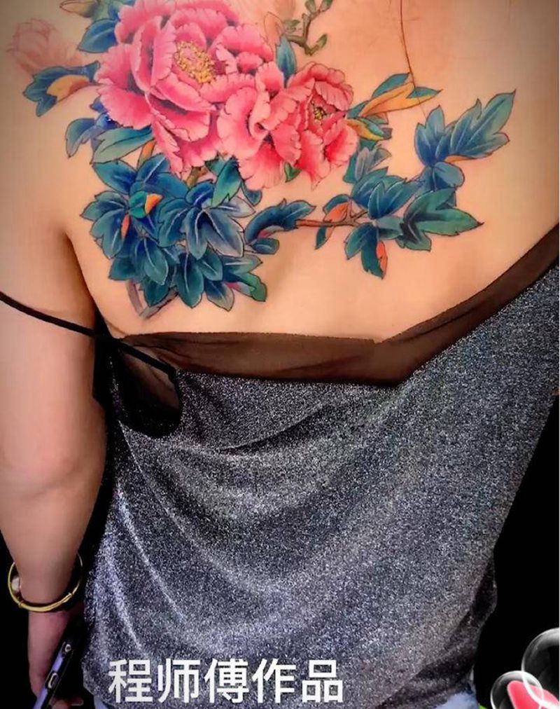 牡丹纹身图片_肩部新传统纹身图案