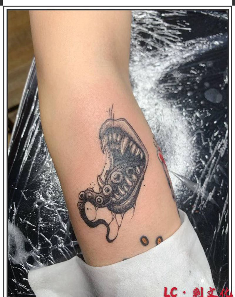 暗黑嘴嘴纹身图片_手臂Old School点刺纹身图案