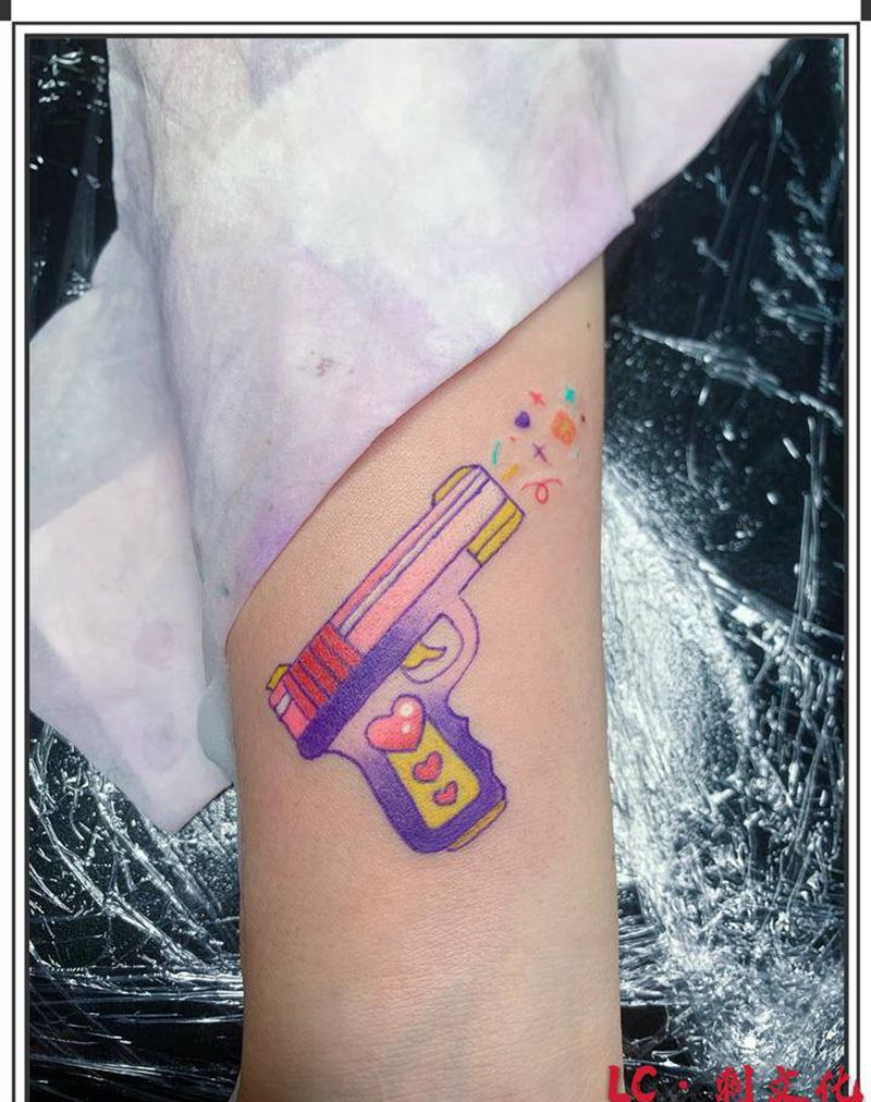 彩色小手枪!纹身图片_手臂水彩纹身图案