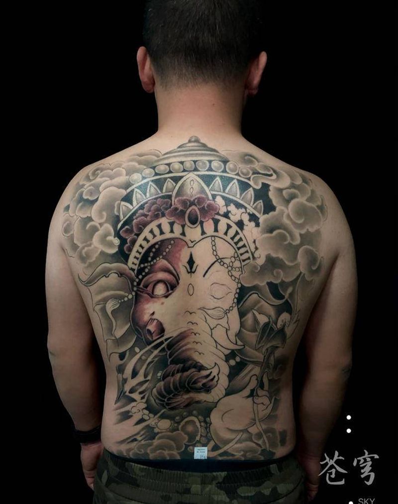 满背象神纹身图片_背部纹身图案