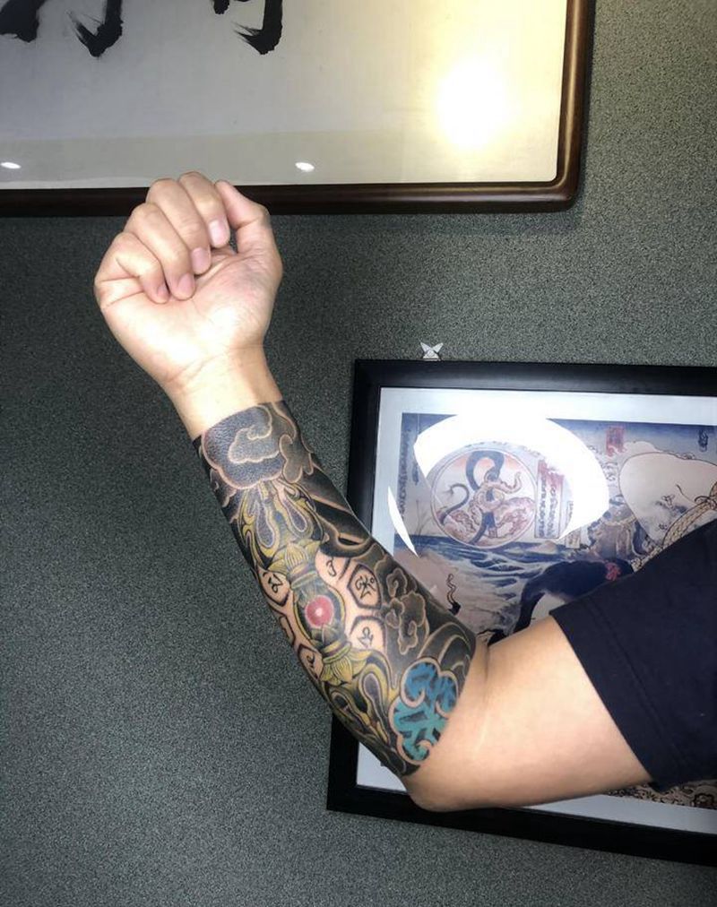 修改添加背景降魔杵纹身图片_手臂老传统纹身图案