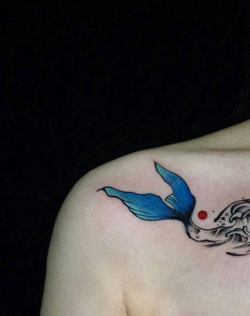 水浪➕鲸鱼尾纹身图片_胸部小清新纹身图案