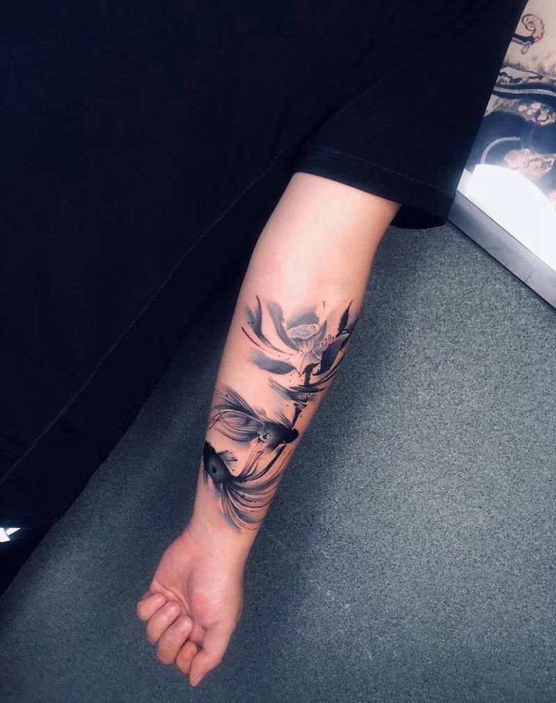 水墨鱼荷花纹身图片_手臂水墨纹身图案