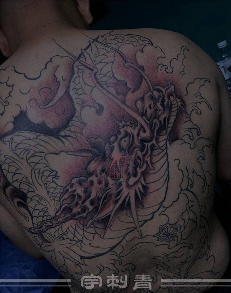 满背龙纹身图片_背部纹身图案