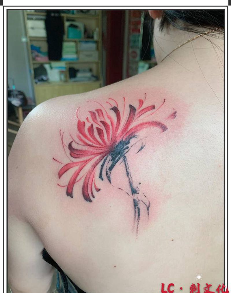 彼岸花纹身图片_背部水墨纹身图案