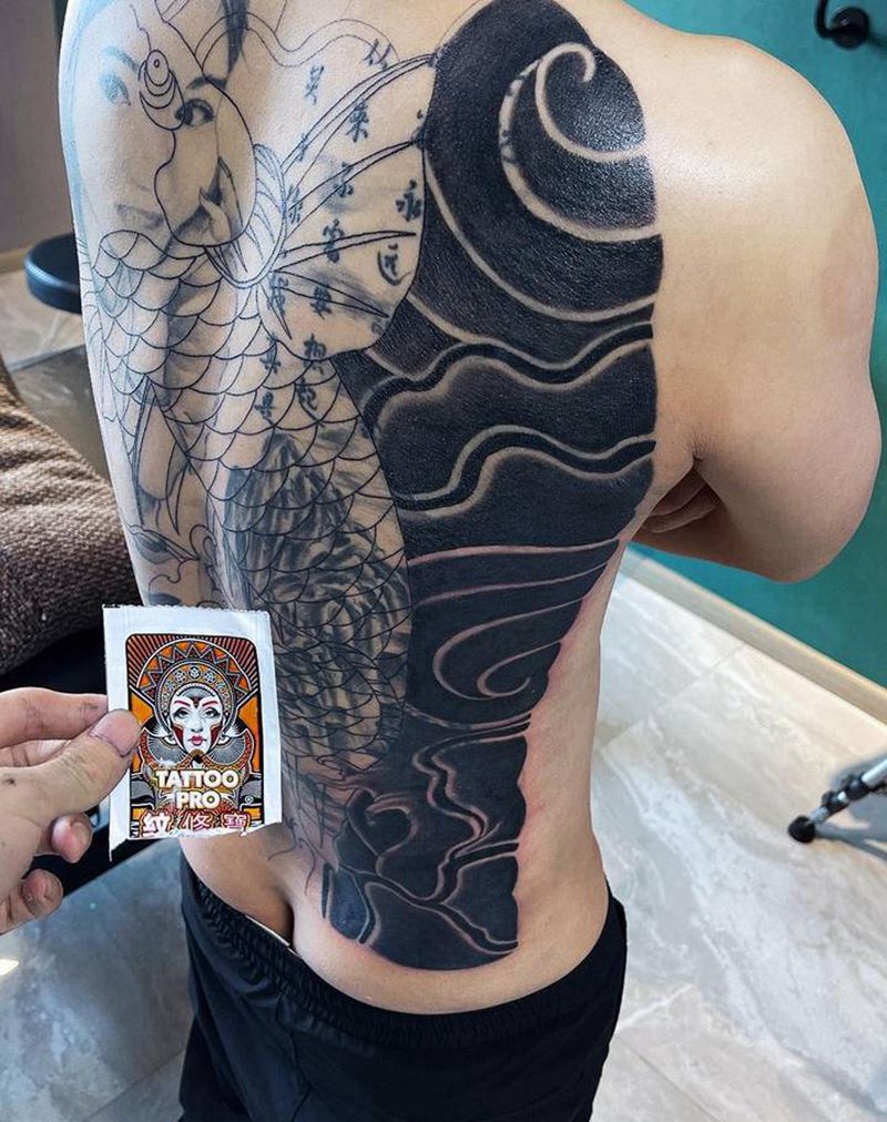 老传统满背鱼遮盖纹身图片_背部老传统纹身图案