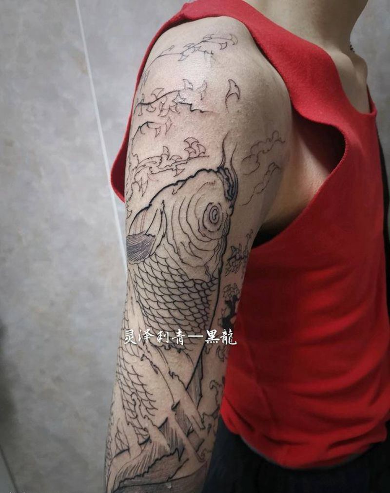 新传统花臂鲤鱼纹身图片_手臂肩部新传统鱼浪花树纹身图案