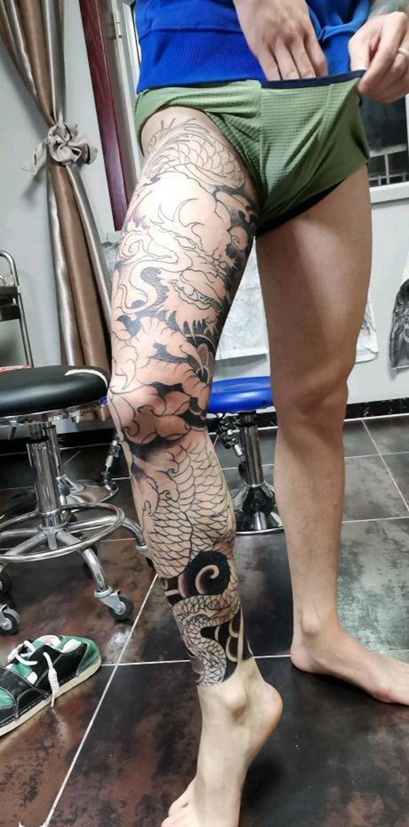 盘腿龙纹身图片_腿部新传统纹身图案