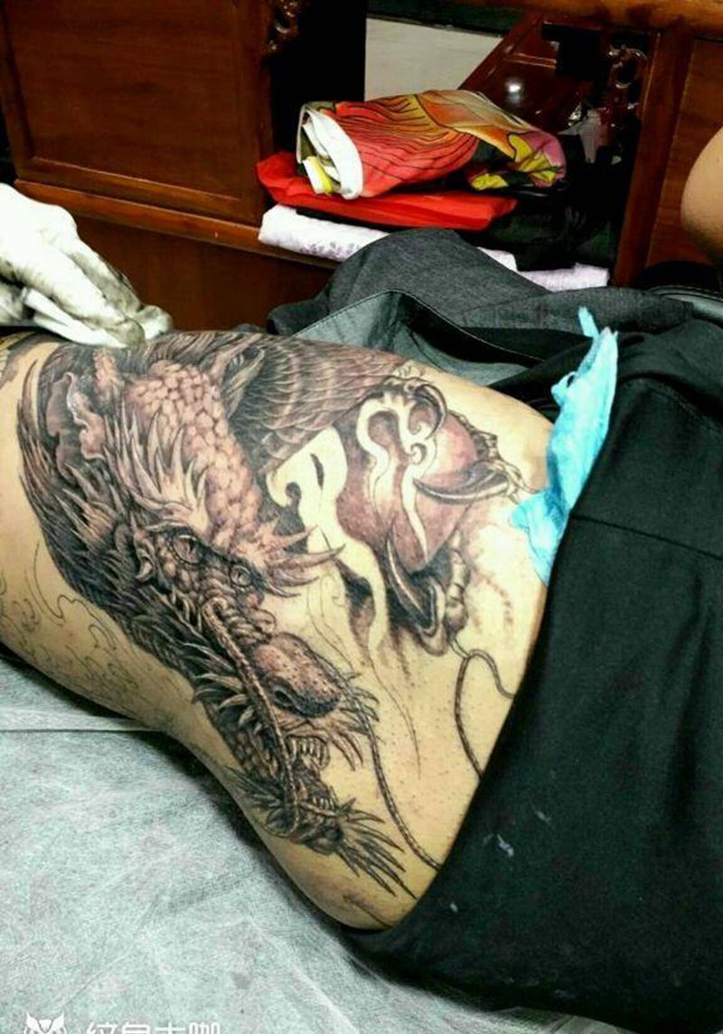 包花腿龙纹身图片