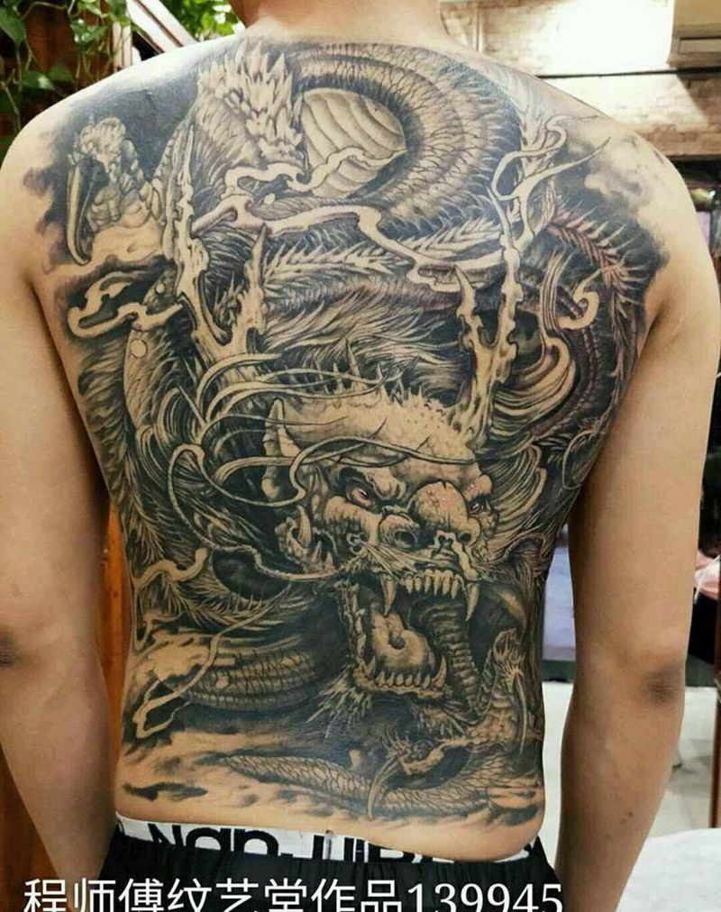 满背龙纹身图片