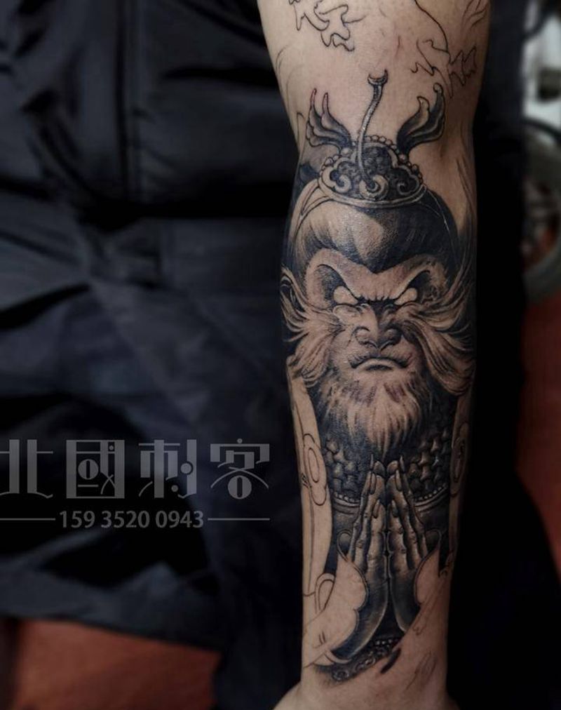 猴子纹身图片_手臂新传统老传统美猴王孙悟空斗战胜佛纹身图案