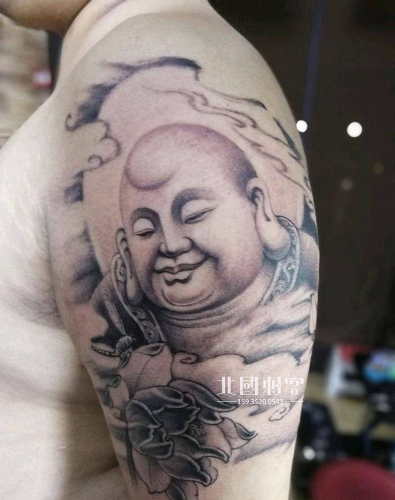 弥勒纹身图片_肩部手臂老传统新传统弥勒佛佛大臂佛纹身图案
