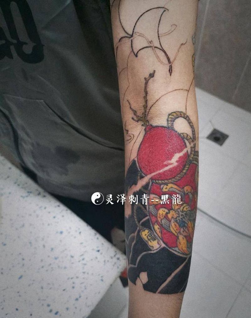 传统花臂部分背景纹身图片_手臂肩部新传统葫芦花臂银杏叶纹身图案