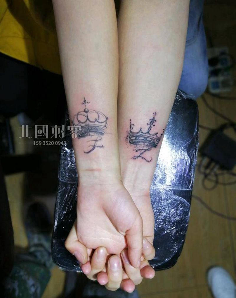 情侣纹身小皇冠纹身图片_手臂手部点刺几何情侣皇冠纹身图案