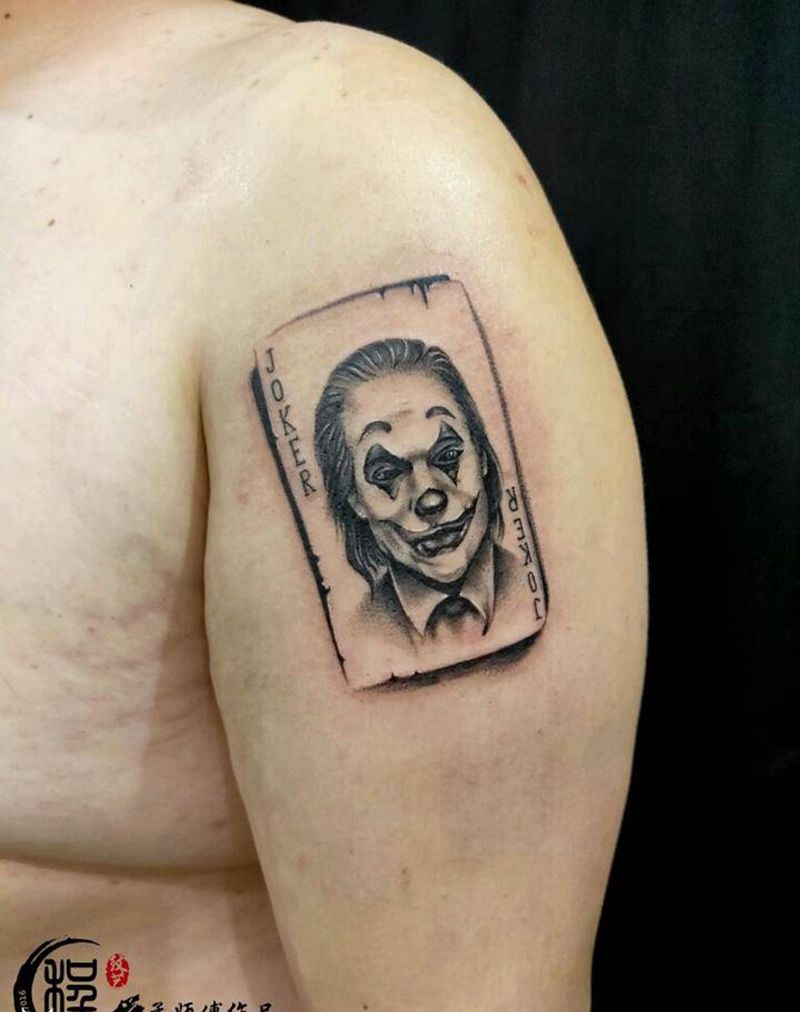小丑纹身图片_肩部新传统纹身图案