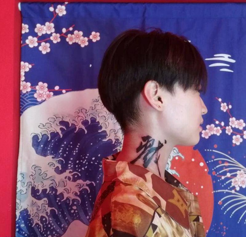 汉字戮纹身图片_颈部书法纹身图案