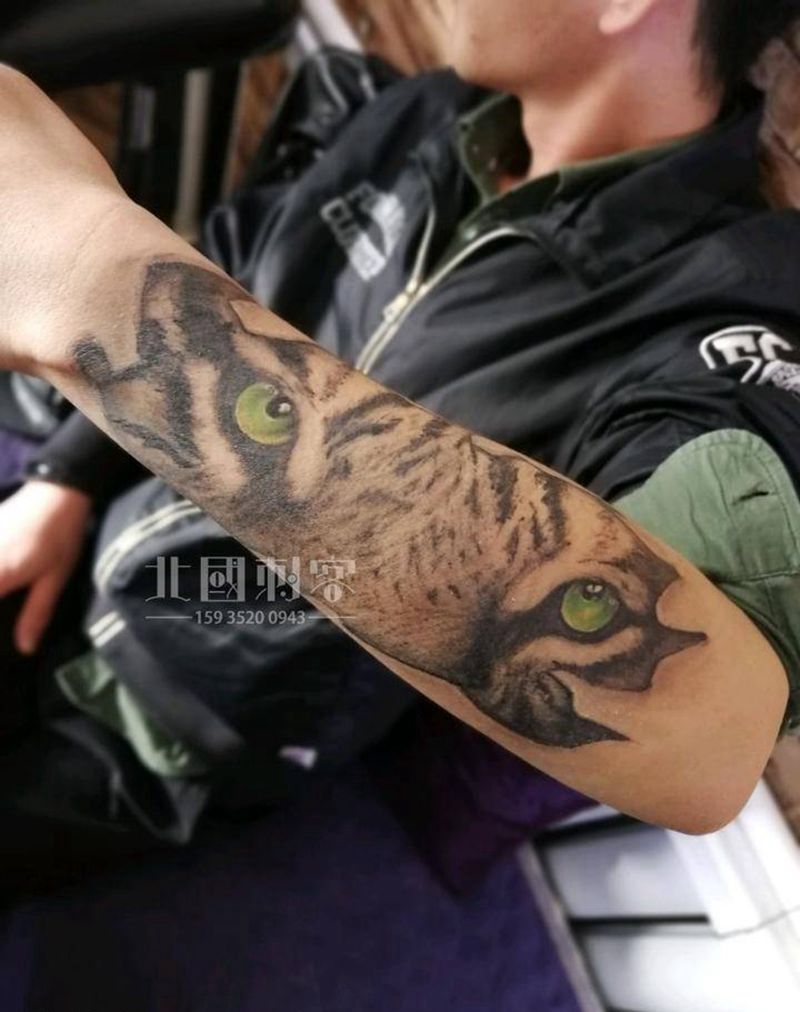 恢复纹身图片_手部欧美写实点刺老虎虎眼纹身图案