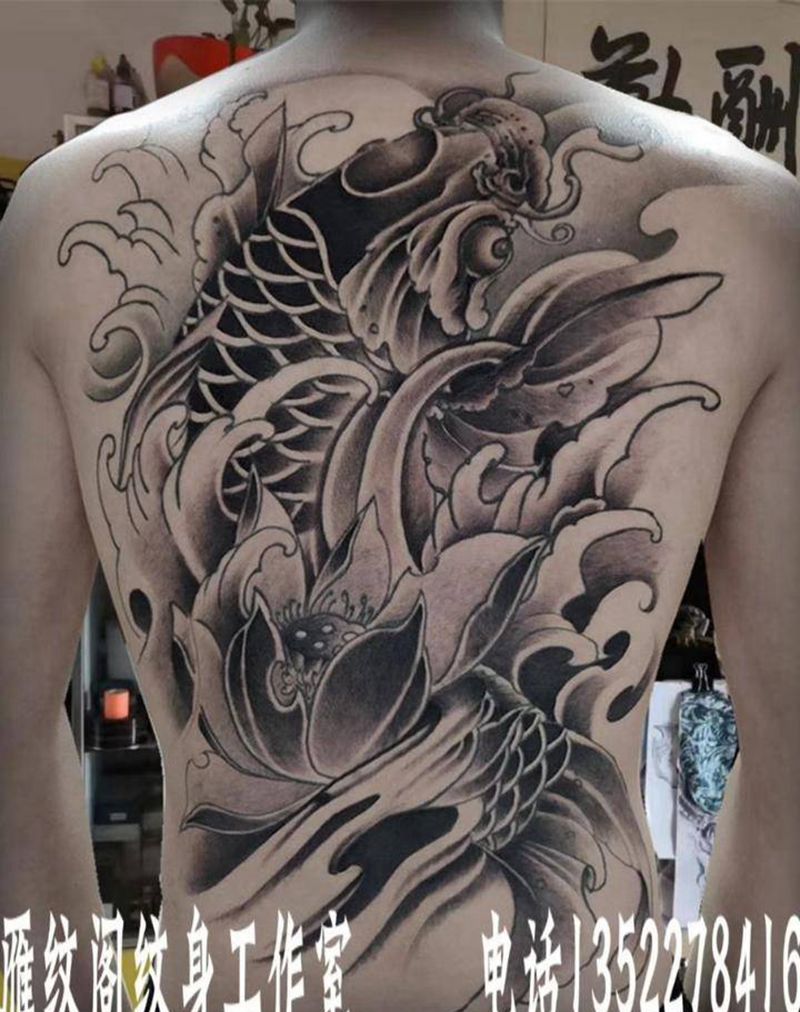 满背鲤鱼纹身图片_背部纹身图案