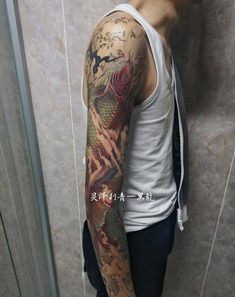 新传统彩色鲤鱼纹身图片_手臂肩部新传统水墨鱼荷叶纹身图案