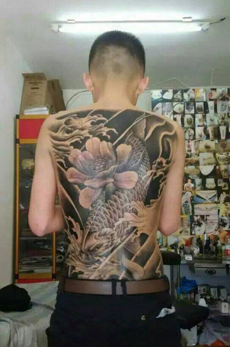 满背鲤鱼纹身图片