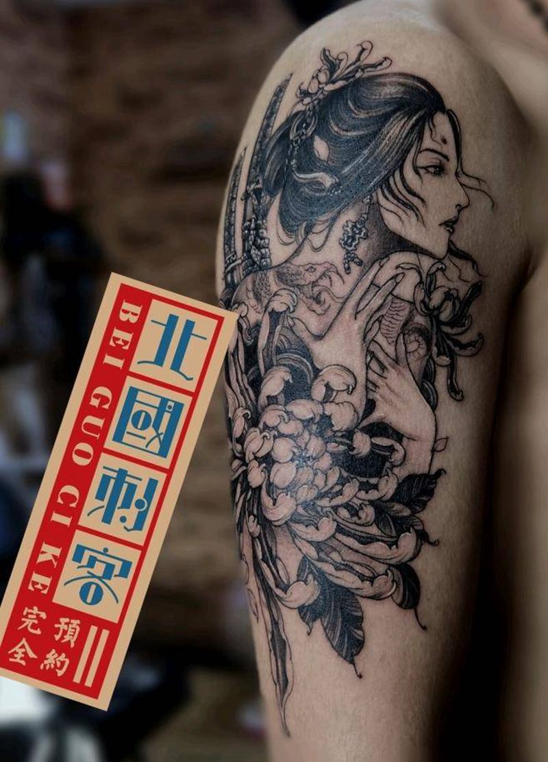 素花艺伎纹身图片_肩部手臂点刺几何艺伎素花纹身图案