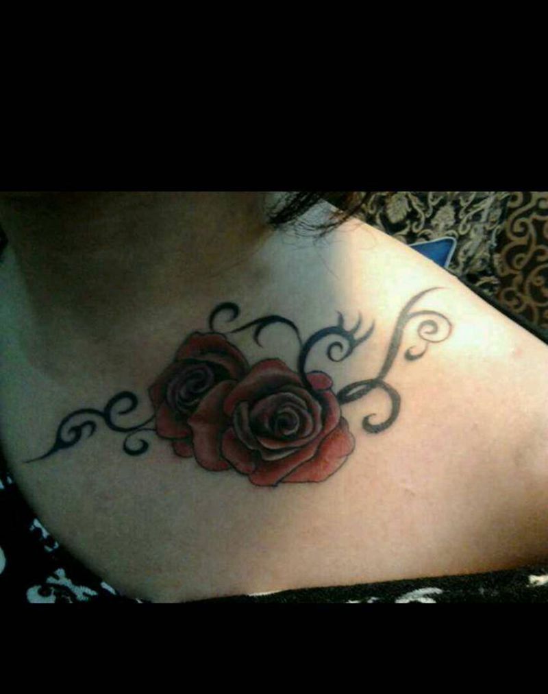 玫瑰纹身图片_胸部纹身图案
