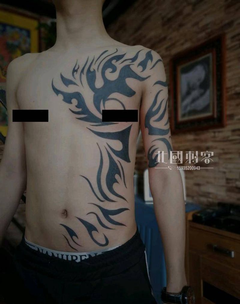 图腾纹身图片_腹部胸部图腾点刺纹身图案