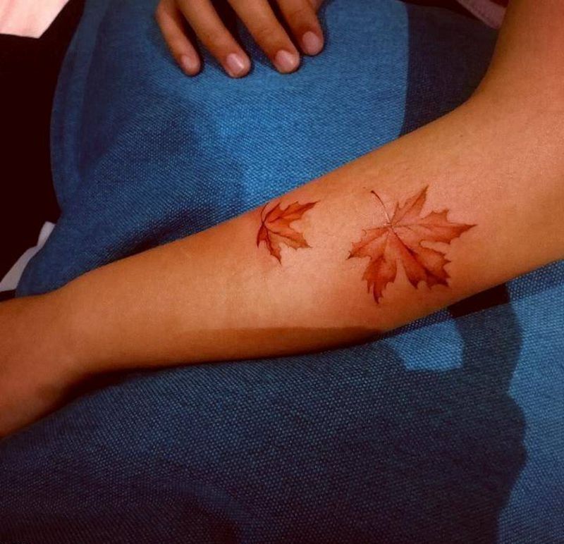 枫叶纹身图片_手臂纹身图案