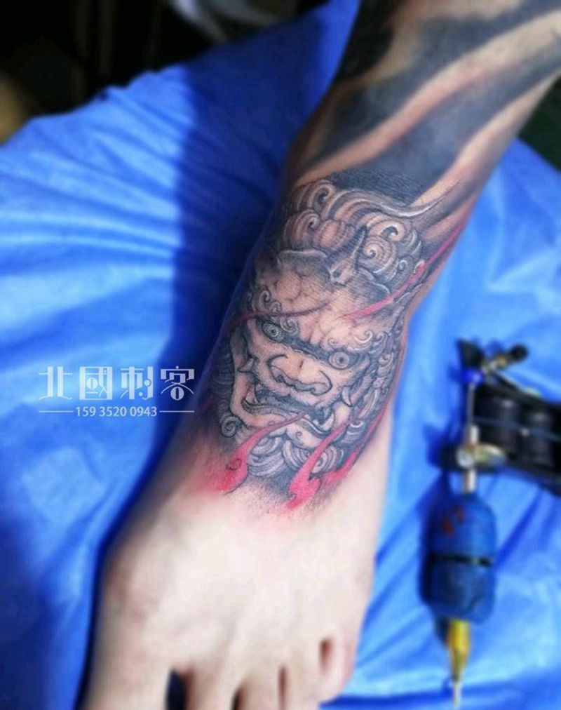 唐狮纹身图片_脚部腿部老传统新传统唐狮脚面纹身脚面唐狮纹身图案