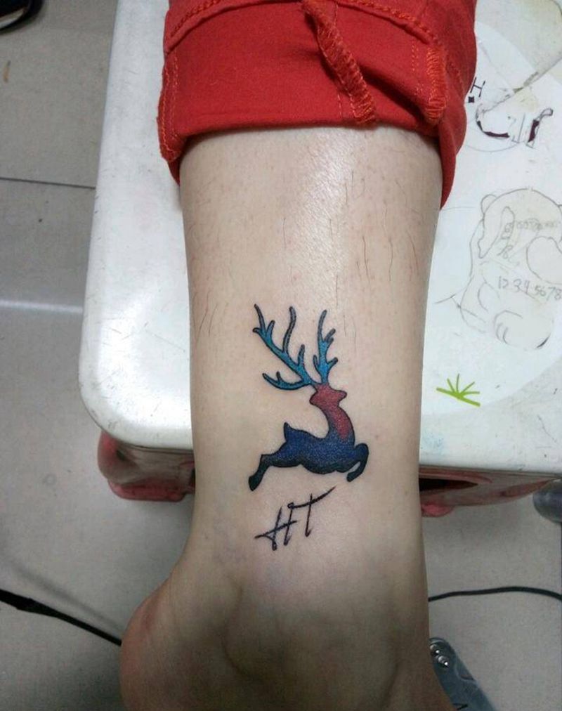 小鹿纹身图片_腿部纹身图案