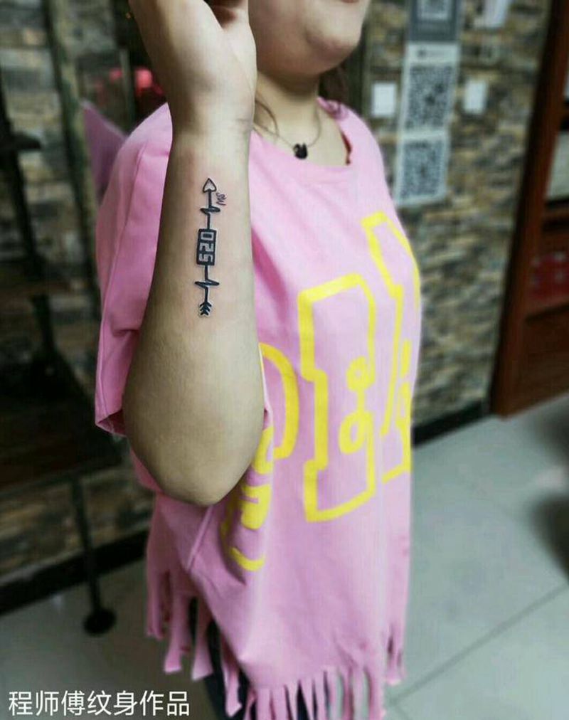 创意520纹身图片_手部花体字纹身图案