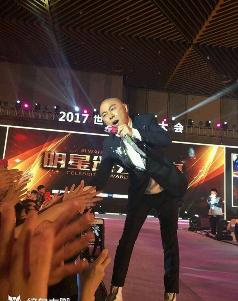 张卫健世界纹绣大赛颁奖嘉宾纹身图片