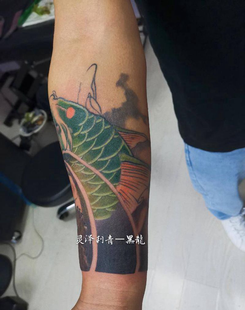 新传统鲤鱼纹身图片_手臂新传统鱼纹身图案