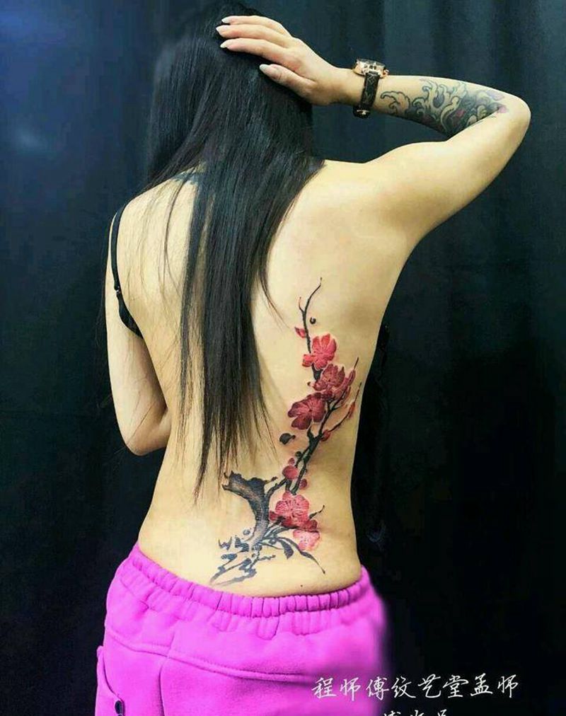 梅花纹身图片_腰部水墨纹身图案
