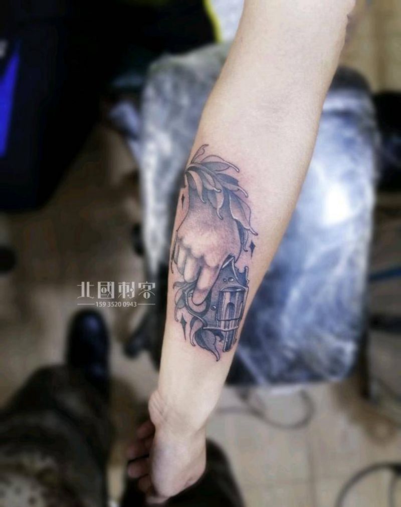 new school纹身图片_手部手臂New SchoolOld School手枪，刀子纹身图案