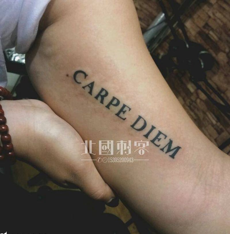 及时行乐 字母纹身图片_手臂花体字纹身图案