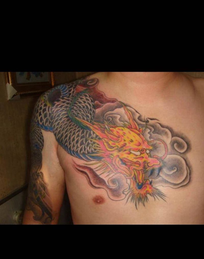 过肩龙纹身图片