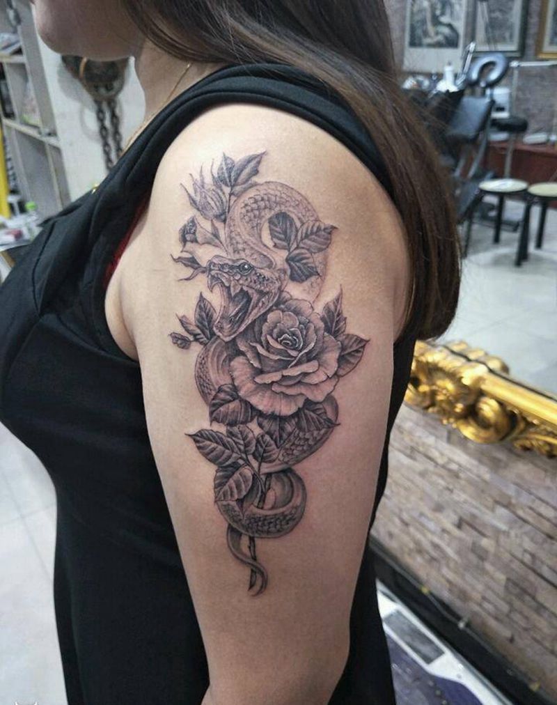 蛇盘玫瑰纹身图片_手臂新传统纹身图案