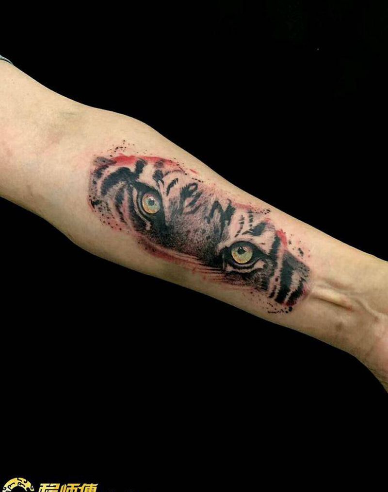 虎眼纹身图片_手臂欧美写实纹身图案