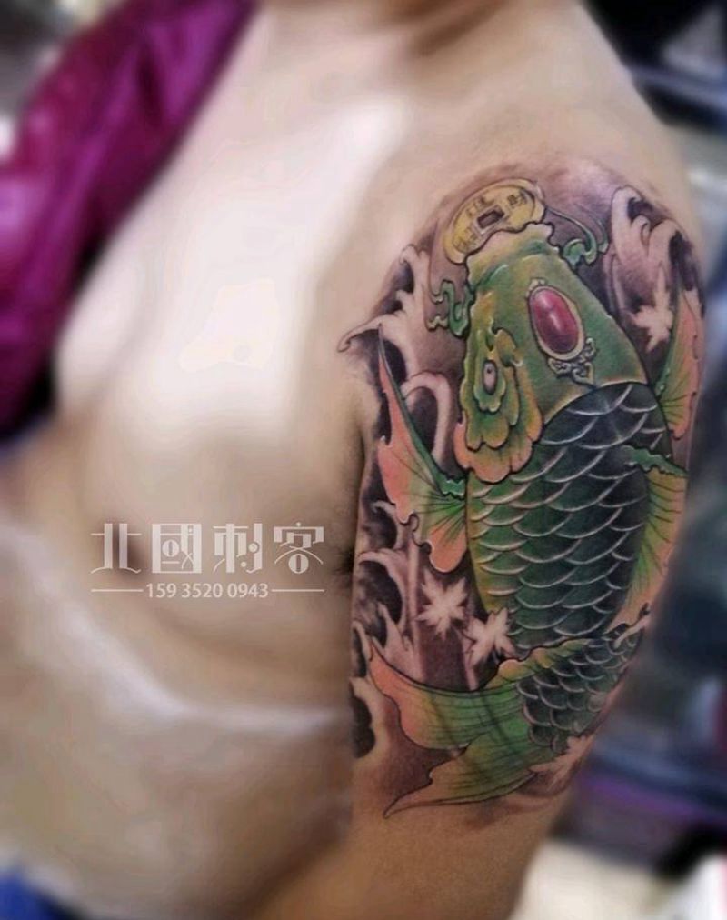 鲤鱼遮盖纹身图片_手臂肩部新传统老传统鲤鱼遮盖彩色鲤鱼纹身图案