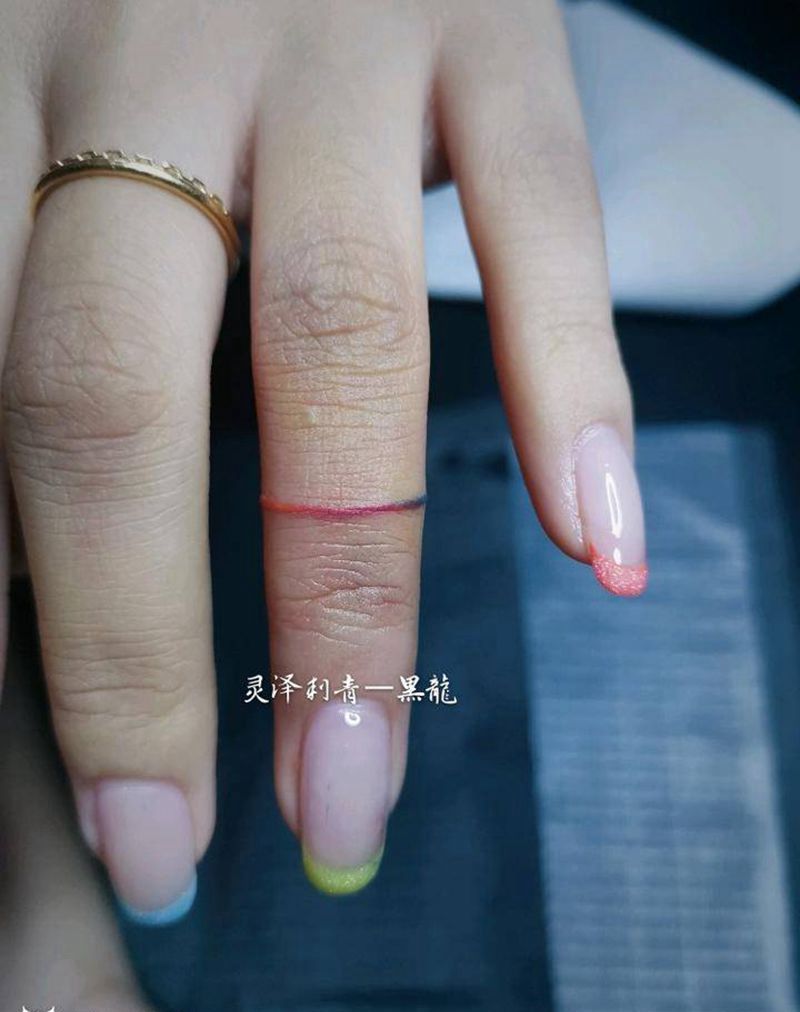 手指彩色渐变线条纹身图片_手部几何彩虹线条纹身图案