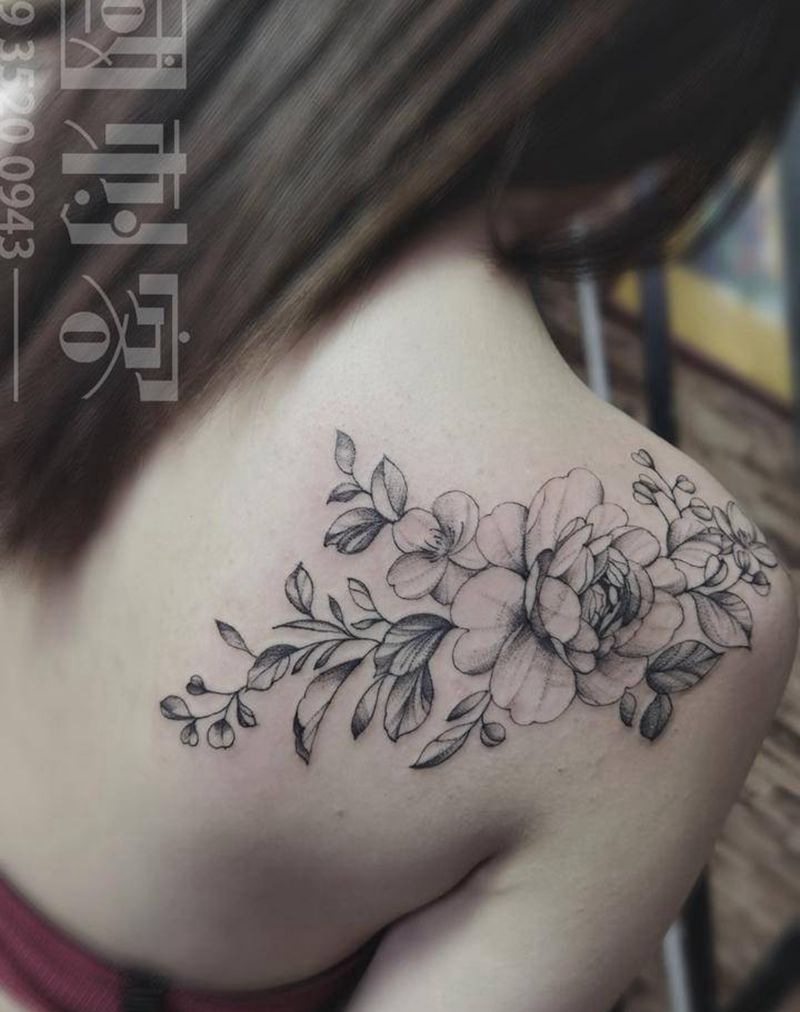 素花纹身图片_背部点刺几何纹身图案