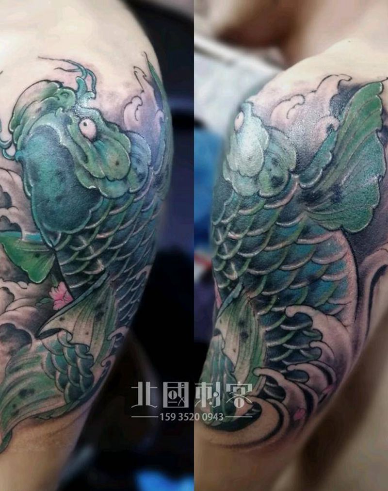 鲤鱼遮盖纹身图片_手臂肩部老传统新传统鲤鱼遮盖纹身图案