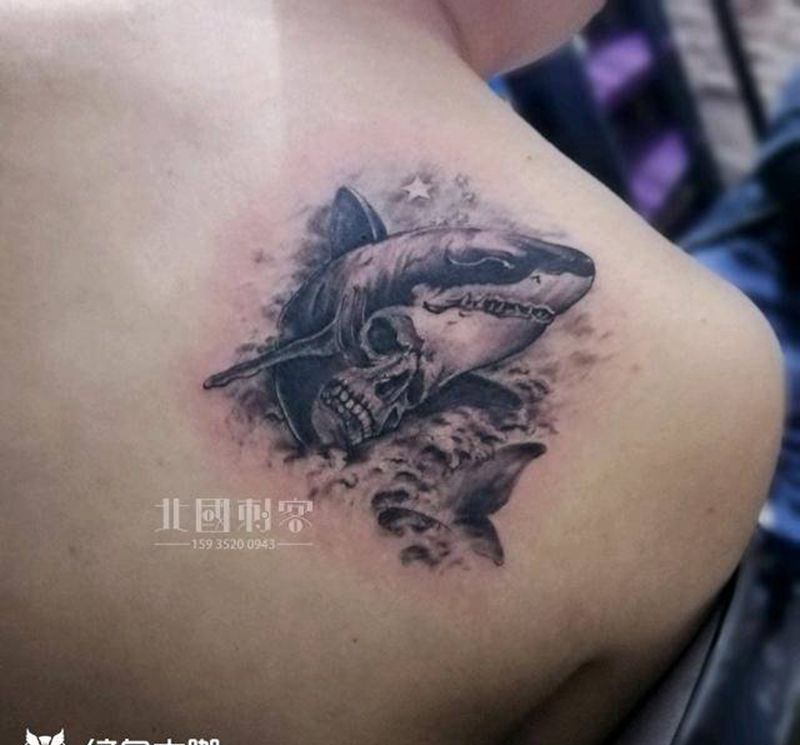 鲨鱼纹身图片_肩部背部欧美写实点刺鲨鱼纹身图案