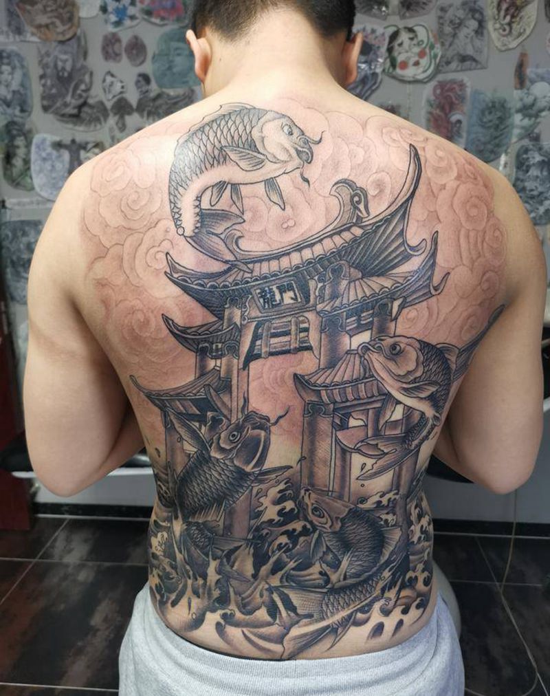 鲤鱼跳龙门纹身图片_背部新传统纹身图案
