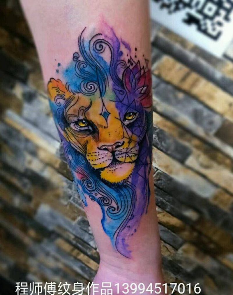 水彩狮子纹身图片