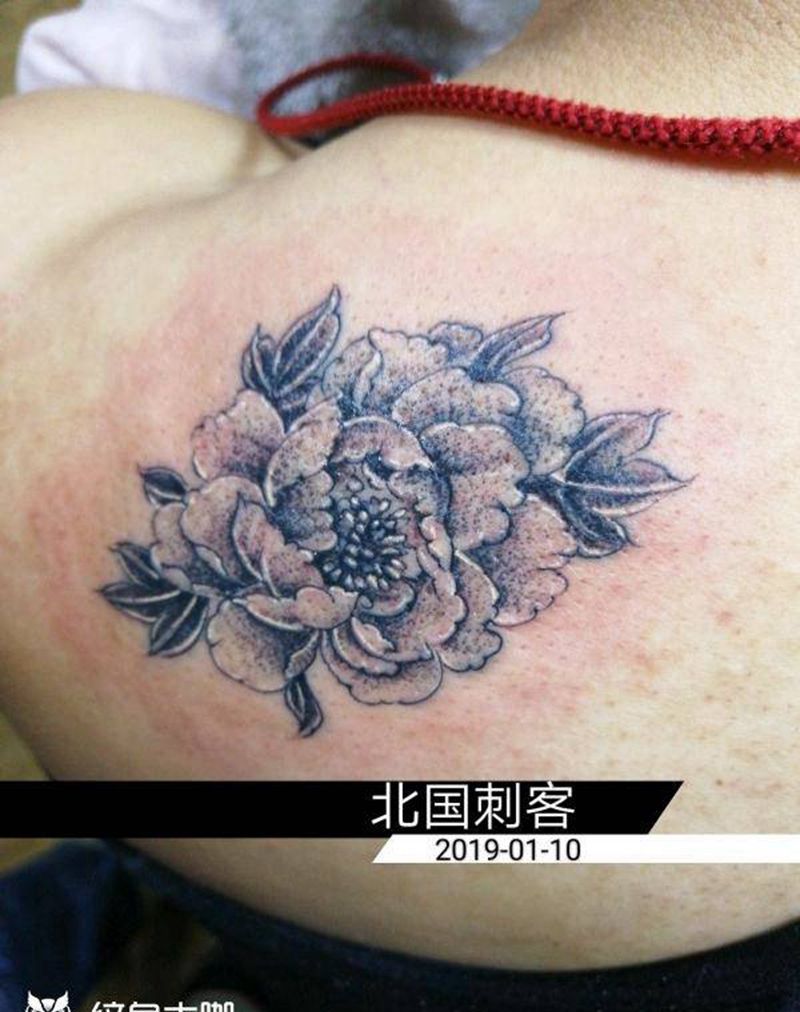 点刺牡丹纹身图片_肩部背部点刺图腾纹身图案