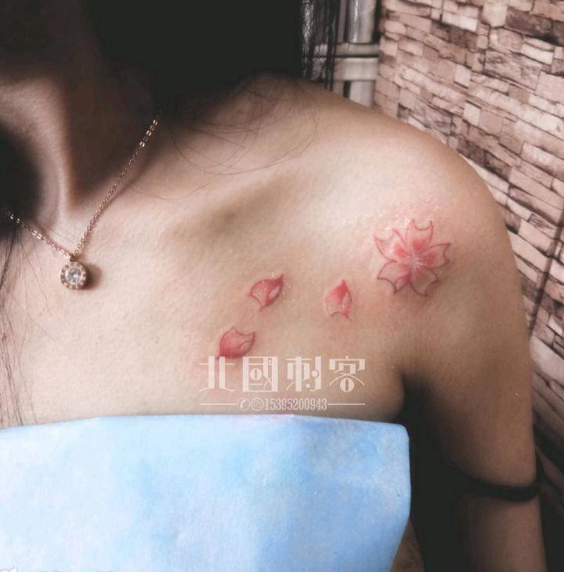 锁骨纹身纹身图片_肩部颈部水彩水墨锁骨纹身小清新纹身图案