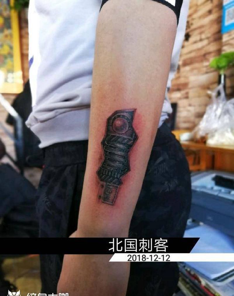 小机械纹身图片_手部手臂欧美写实新传统纹身图案